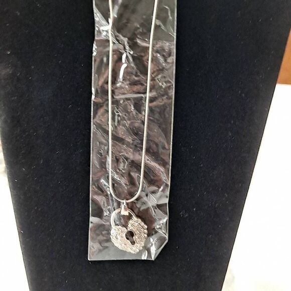 Ladies keyhole heart necklace - Picture 5 of 6